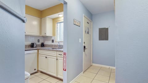 5 minutes walk to beach, Family Friendly condo with shared pool, tennis court Apartment hotel in Panama City Beach