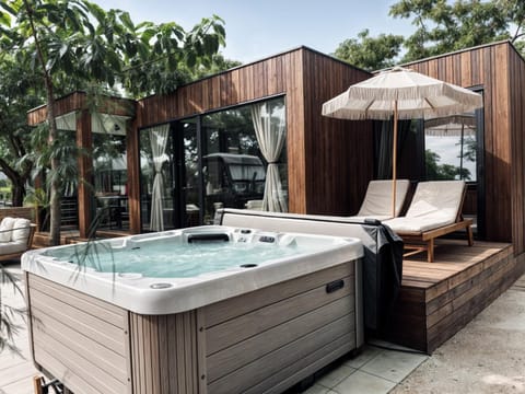 Patio, Day, Hot Tub