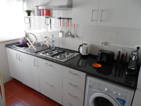 Coffee/tea facilities, Kitchen or kitchenette, stove, toaster, washing machine