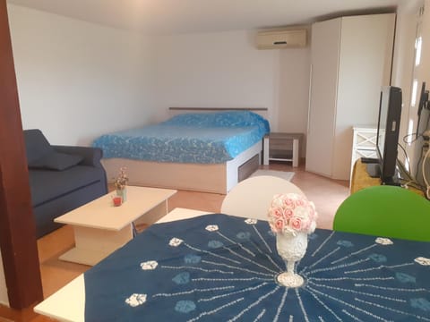 Bed, TV and multimedia, Seating area, Bedroom, air conditioner