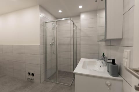 Shower, Bathroom, towels