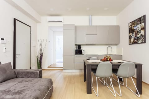 Coffee/tea facilities, Kitchen or kitchenette, Seating area, Dining area