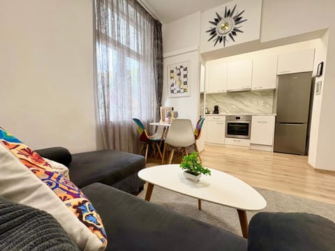 Kitchen or kitchenette, Living room, Seating area, Dining area