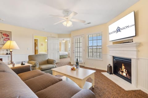 Lake Access Condo-Free Daily Tickets-Peaceful Views-Expansive House in Kimberling City