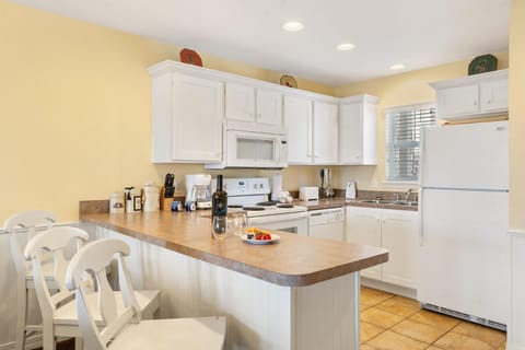 Lake Access Condo-Free Daily Tickets-Peaceful Views-Expansive House in Kimberling City