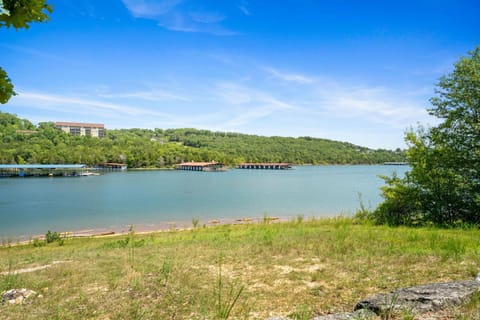 Lake Access Condo-Free Daily Tickets-Peaceful Views-Expansive House in Kimberling City