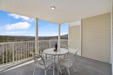 Lake Access Condo-Free Daily Tickets-Peaceful Views-Expansive House in Kimberling City