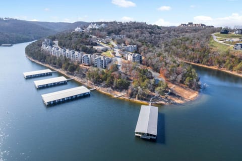 Large 2 Bed Condo w Beautiful Deck Views-Free Attraction Tickets-Table Rock Lake Access House in Kimberling City