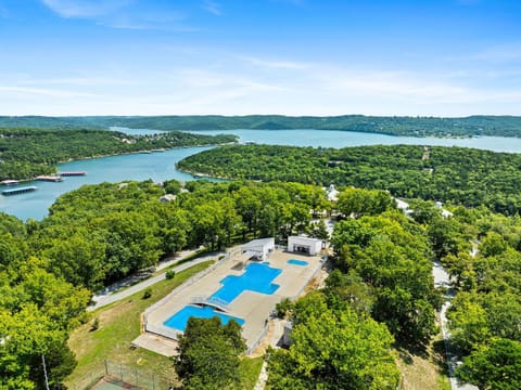 Large 2 Bed Condo w Beautiful Deck Views-Free Attraction Tickets-Table Rock Lake Access House in Kimberling City