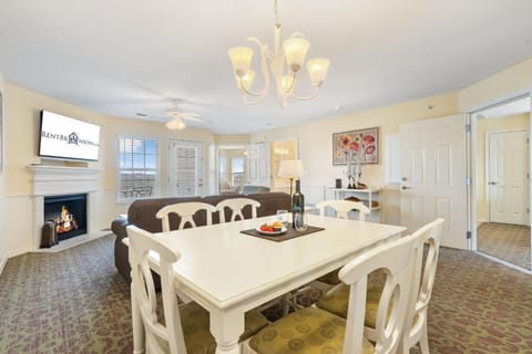 Large 2 Bed Condo w Beautiful Deck Views-Free Attraction Tickets-Table Rock Lake Access House in Kimberling City