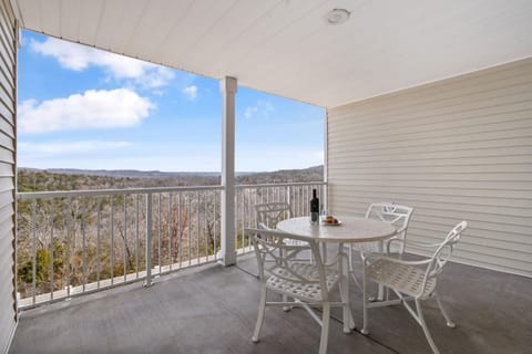 Large 2 Bed Condo w Beautiful Deck Views-Free Attraction Tickets-Table Rock Lake Access House in Kimberling City