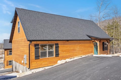 Private Hot Tub-Firepit-Water View-Cmty Indoor Pool-Daily Attraction Tickets House in Hollister