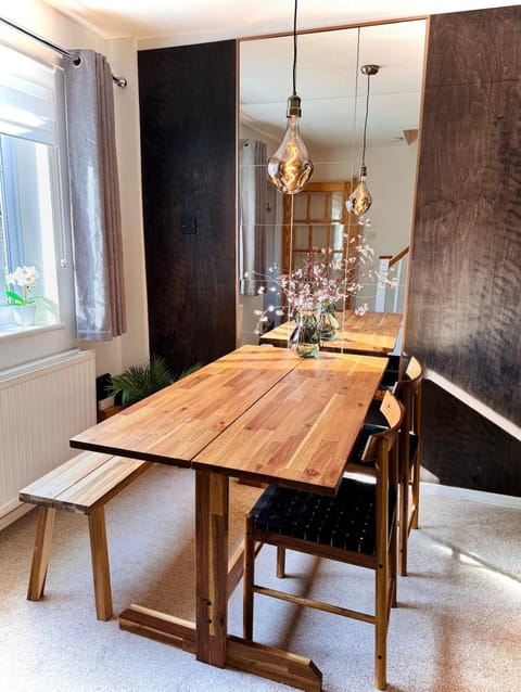 2 bedroom house near centre and private parking House in Salisbury