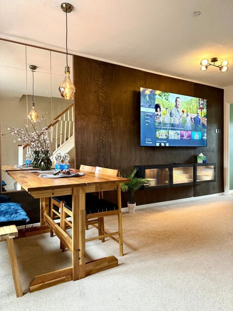 2 bedroom house near centre and private parking House in Salisbury