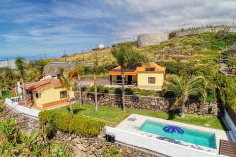 Property building, Natural landscape, Garden, Mountain view, Swimming pool, sunbed