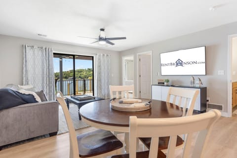 Table Rock Shoreline Steps Away, Newly Renovated Condo, $400 of Daily Free Tickets House in Kimberling City