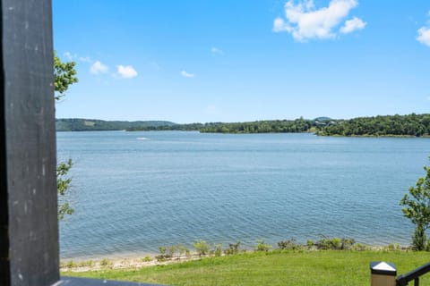 Table Rock Shoreline Steps Away, Newly Renovated Condo, $400 of Daily Free Tickets House in Kimberling City
