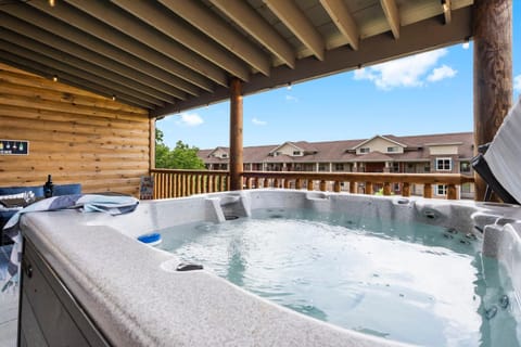 New Log Cabin, Free Local Attraction Tickets Daily, Ozark Views, Cmty Amenities! Cabin in Branson