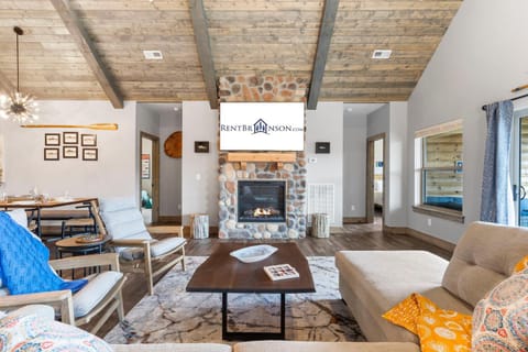 New Log Cabin, Free Local Attraction Tickets Daily, Ozark Views, Cmty Amenities! Cabin in Branson