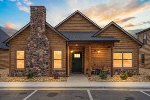 New Log Cabin, Free Local Attraction Tickets Daily, Ozark Views, Cmty Amenities! Cabin in Branson