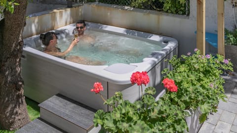 Massage, Sauna, Solarium, Spa and wellness centre/facilities