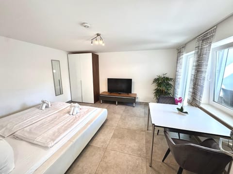 Bed, TV and multimedia, Photo of the whole room, Seating area, Dining area, Bedroom, wardrobe