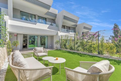 Property building, Patio, Day, Garden, Balcony/Terrace, Seating area
