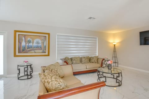 8 Mi to Wynwood Waterfront Retreat with Lanai House in Golden Glades