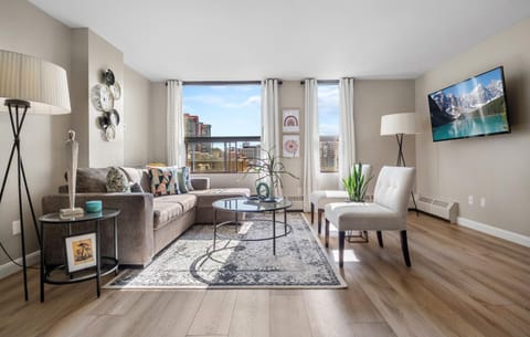 Balcony/Terrace, Living room, City view, Mountain view, Family