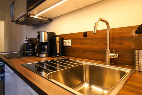 Coffee/tea facilities, Kitchen or kitchenette, dishwasher, stove, toaster