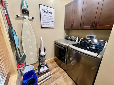 Brand new gorgeous 5BR cabin with mtn views, game room, hot tub, movie theater! Cabin in Sevier County