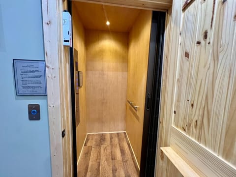 Brand new gorgeous 5BR cabin with mtn views, game room, hot tub, movie theater! Cabin in Sevier County