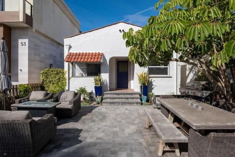 Property building, Patio, Day, Garden, Seating area, Garden view