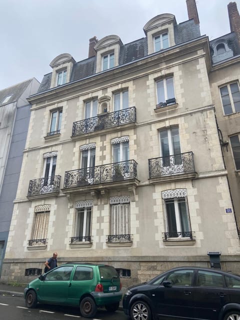 Chambre bleue et or 16m2 chez l'habitant dans appartement 100m2 centre ville Bed and Breakfast in Rennes