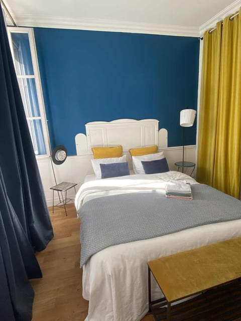 Chambre bleue et or 16m2 chez l'habitant dans appartement 100m2 centre ville Bed and Breakfast in Rennes