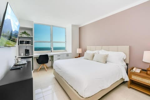 Coconut Grove Bayview unit Parking Included Hotel in Coconut Grove