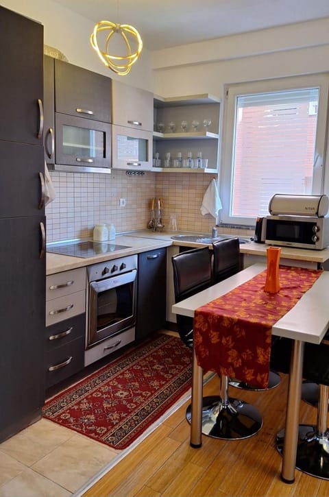 Kitchen or kitchenette, Dining area, minibar, oven, stove, toaster