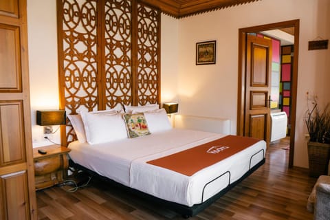 Bed, Photo of the whole room, Seating area, Bedroom