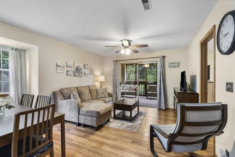 The Cove 26-1 By SDC, Big Deck, Pool, Hot Tub, By Lake Apartment in Indian Point