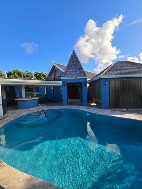 Property building, Pool view, Swimming pool, sunbed