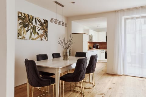 Kitchen or kitchenette, Living room, Seating area, Dining area