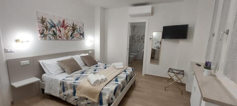 Bed, TV and multimedia, Photo of the whole room, Bedroom, air conditioner