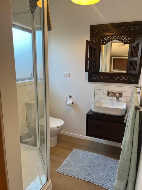 The Dream Whale Bay Apartment in Raglan