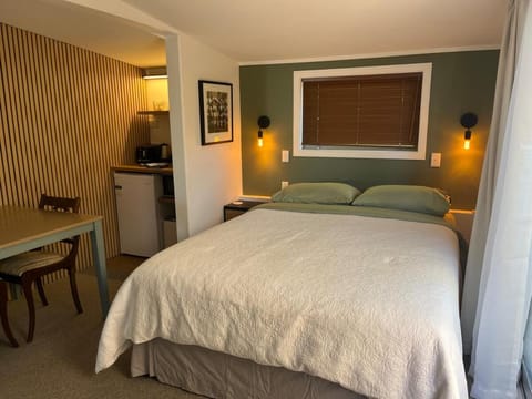 The Dream Whale Bay Apartment in Raglan