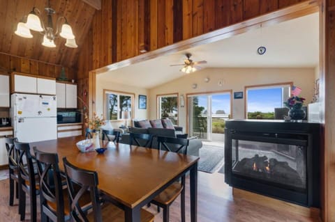 Oceanfront Family Cabin 4 BR Wrap-Around Deck Cabin in Rockaway Beach