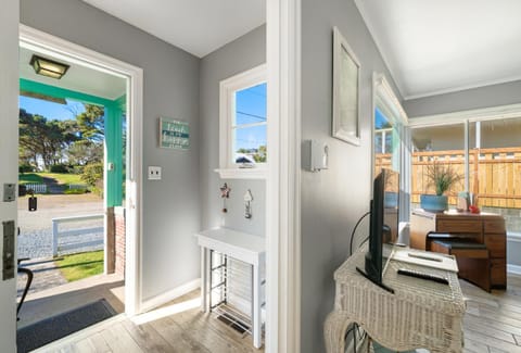 Breaker Ave Beach Cottage Pet Friendly House in Rockaway Beach