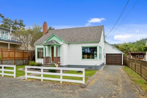 Breaker Ave Beach Cottage Pet Friendly House in Rockaway Beach