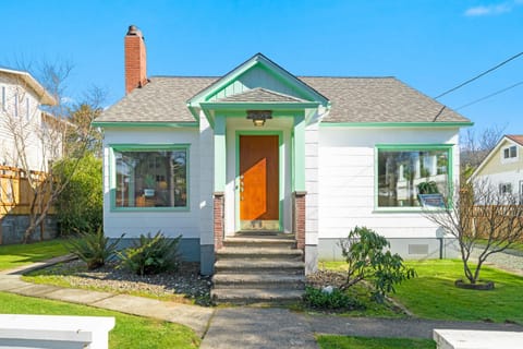 Breaker Ave Beach Cottage Pet Friendly House in Rockaway Beach