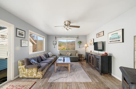 Breaker Ave Beach Cottage Pet Friendly House in Rockaway Beach