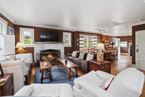 Susans Beach Cottage Steps to Sand & Surf! House in Manzanita